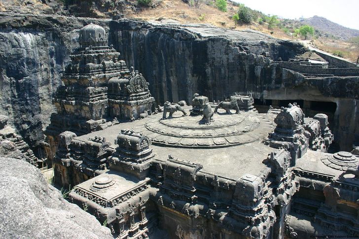 The Kailasa temple at the Ellora Caves is one of the most mysterious and largest constructions on the planet, which was completely carved out of monolithic stone. Modern archaeologists can only guess why the ancient Indians needed to manually raise such a unique structure.