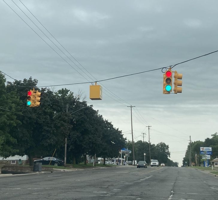 “This traffic light is showing solid red and green at the same time.”