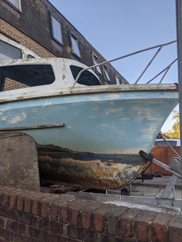 “The wear and scuff-marks on this boat look like an island in the sea.”