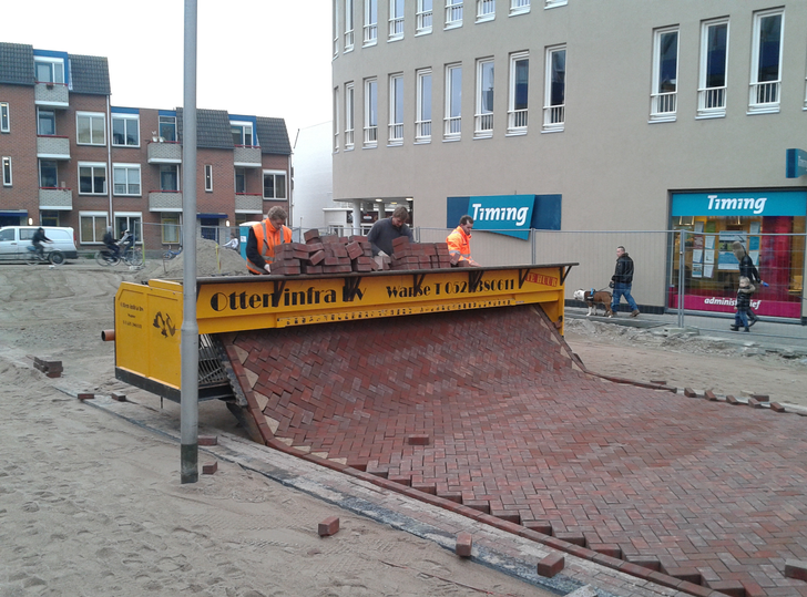 fascinating photos of cool stuff - brick streets are laid in the netherlands - Timing Timing Haike Toastett Otten infra K