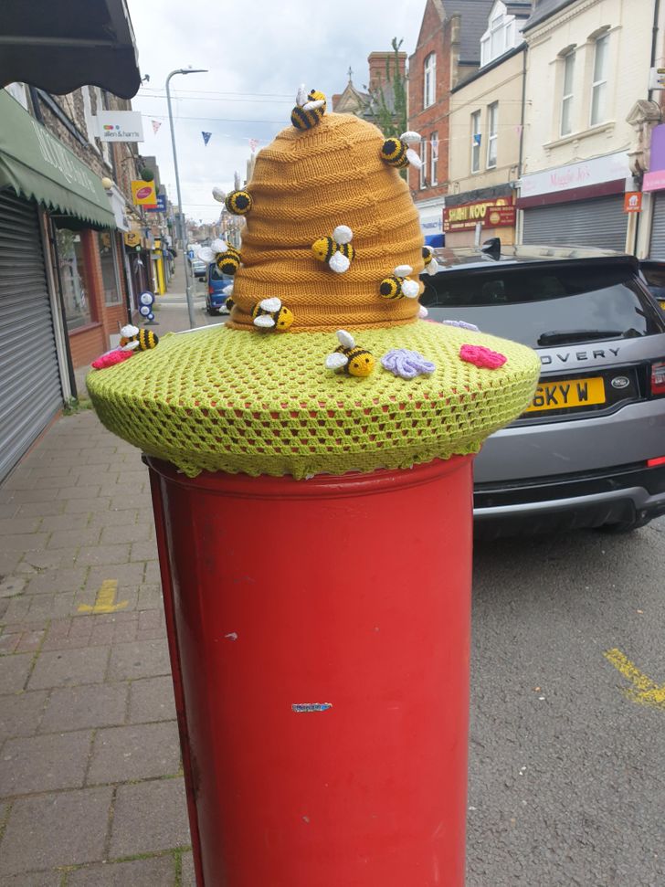 Post box in a hat (Bee bonnet).