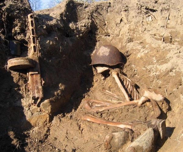 creepy and wtf pics - soldier skeleton