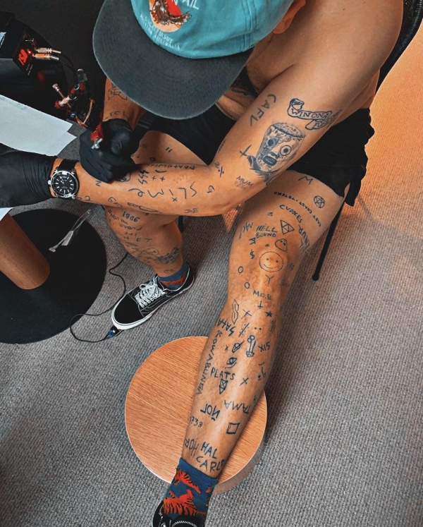 tattoo fails - human leg - News Afv Wino ha Mum M oslime Comes ! 777 A 1901 Onas O Mos Saha 1 X15 E Plats X Wabunga A Tamai 733 No Hal Icarl
