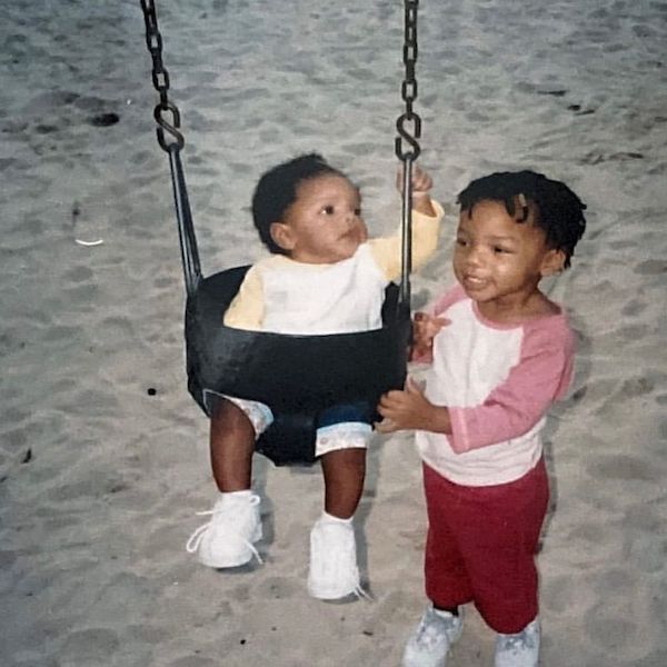 Chloe Bailey and her little sister Halle Bailey in the early 2000s.