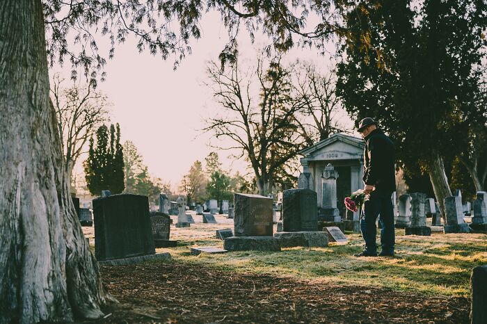 graveyard funeral - 10