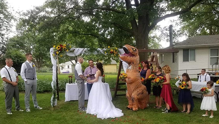 Bridesmaid Shows Up In T-Rex Costume For Her Sister’s Wedding After The Bride Told Her To Wear "Whatever She Wants"