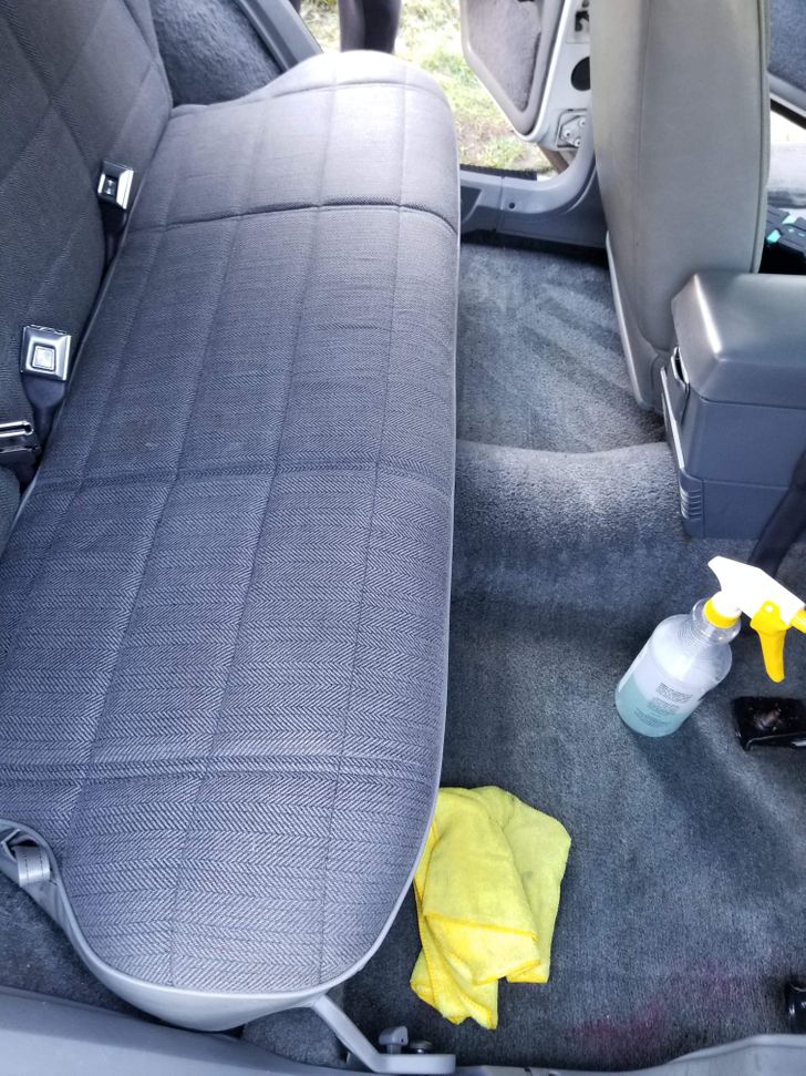 This is a cleaned-up and ready-to-use vehicle after a bad experience, thanks to the kindness of a stranger. A single dad got his Jeep stolen, and he posted on Facebook groups asking for help recovering it. When it was finally recovered, it was really filthy and could not be used safely. A guy from a local cleaning company saw the post and reached out to him. He cleaned up everything and left the vehicle even better than it was before being stolen.