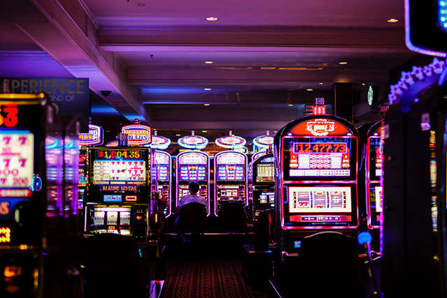 Many casinos try to avoid making you ever have to turn in a right angle by design, as such a hard turn forces people to call upon the decision-making parts of their brain; something that casinos naturally want to avoid.