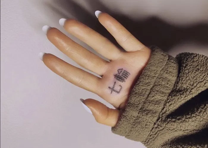 Ariana Grande had the words 'small charcoal grill' tattooed on her hand in Japanese instead of her song 7 Rings due to missing characters.