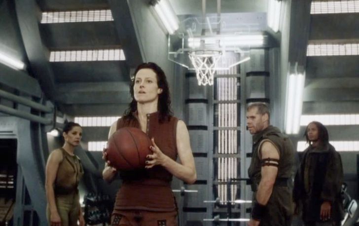In one of the scenes from Alien Resurrection, Sigourney Weaver throws a basketball ball into the basket, standing at a far distance with her back turned to it. In order to make this trick happen, Weaver trained for 3 weeks under the supervision of a basketball trainer. The actress considers her shot one of the best moments in her life after her wedding day and the birth of her daughter.