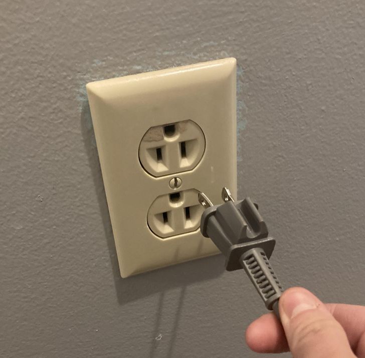 bad designs and crappy products - ac power plugs and socket outlets