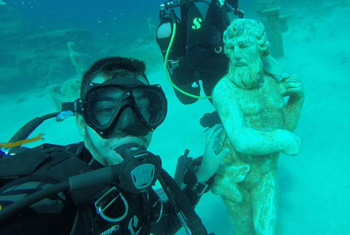 weird jobs - that actually exist - scuba diving - Taple