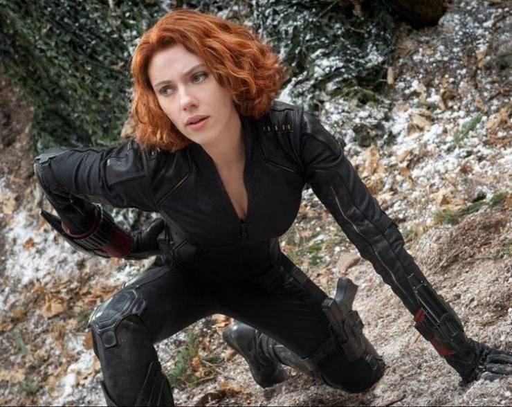 With the Black Widow movie released, actress Scarlett Johansson is considering saying goodbye to Black Widow, a character she’s been playing since its introduction in 2010. In Avengers: Age of Ultron though, she was not the only one. As she was pregnant, and starting to be noticeable, the production hired three stunt doubles for the action scenes. And that caused some confusion on set.

Apparently, the stunt doubles looked too much like the actress, confusing even her colleagues. Chris Evans referred starting a conversation with one of them as if he was talking to the lead actress, not realizing immediately he was not talking to Johansson herself.