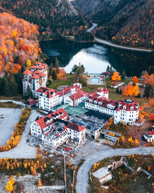 "Abandoned grand hotel resort since 2011 – New Hampshire"