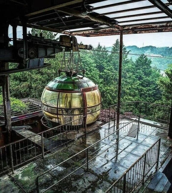 "Cable car with spaceship-shaped cabins (Japan)"