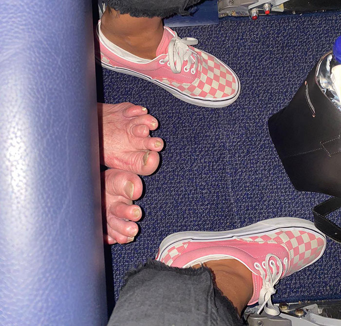 toes under airplane seat
