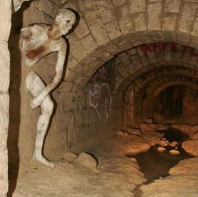 creepy photos - nightmare fuel - passer through walls catacombs