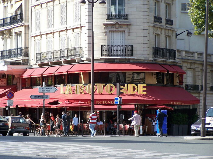 that the owner of the Café de la Rotonde in Paris would allow starving artists to pay for their drinks with a painting or drawing. In the 1900s the walls of the cafe would have been casually adorned with works now considered priceless.