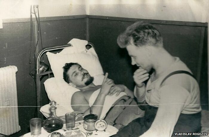 A Soviet surgeon removed his own appendix during an Antarctic expedition in 1961. He was the only doctor of the expedition and become seriously ill. Operating mostly by feeling around, the surgeon worked for an hour and 45 minutes.