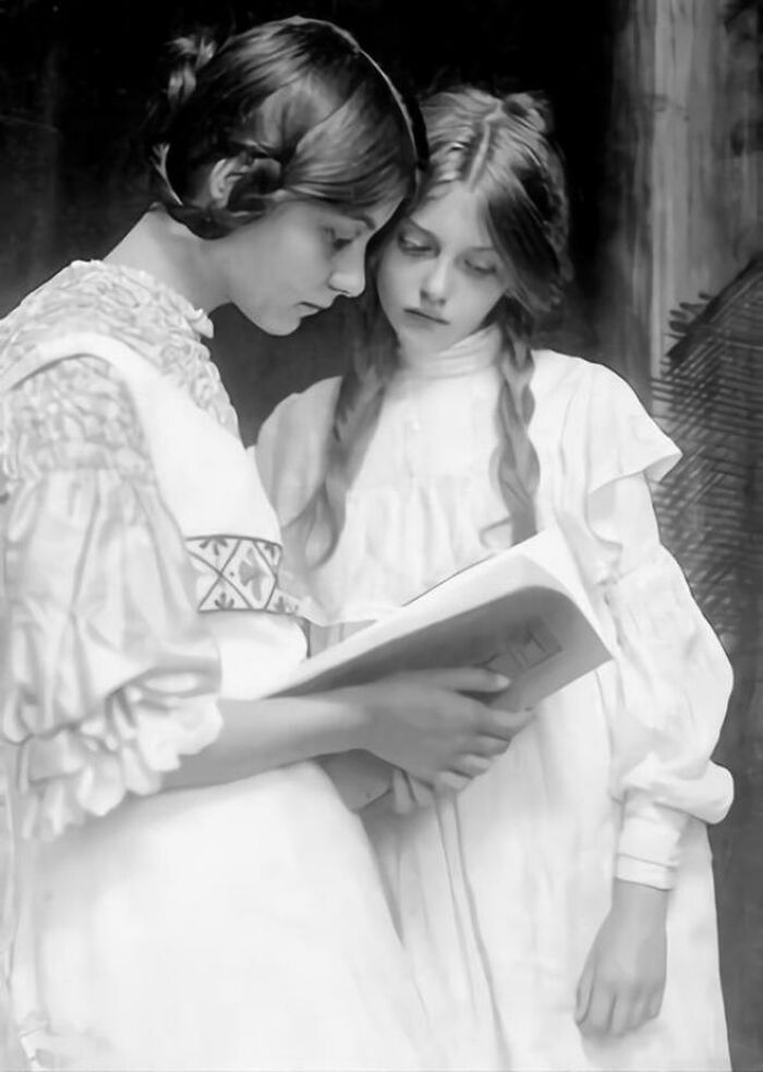Historical Photos  - Teenage Sisters Gertrude And Ursula Falke. Germany, 1906