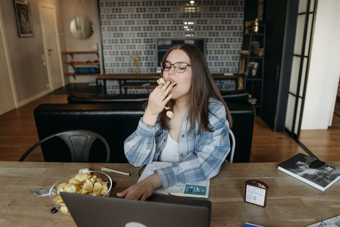 Girl at uni didn't know chips were made from potatoes. When asked if the huge potatoes on the bags didn't give it away she said she thought it's only for design and she never reads the ingredients list, she doesn't have time for that.