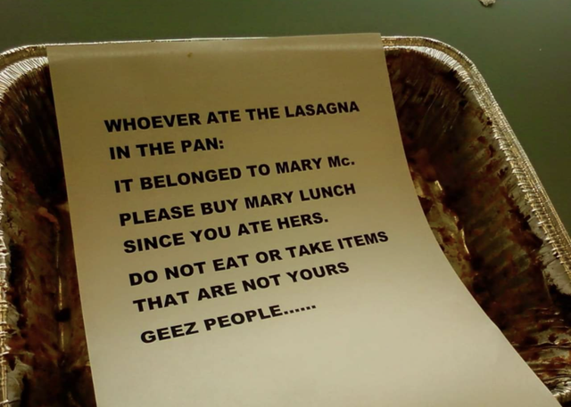 unlucky people - funny fails - red ring of death - Whoever Ate The Lasagna In The Pan It Belonged To Mary Mc. 44444 Please Buy Mary Lunch Since You Ate Hers. ver Do Not Eat Or Take Items That Are Not Yours Geez People......