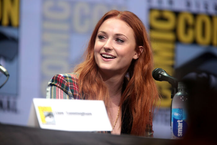 I went to school with Sophie Turner (Sansa Stark). She was a couple of years below me, but I was in a few plays with her. She was just an average girl tbh, in every way. Really normal, didn't really stand out, but wasn't quiet or shy either. She never got the big parts in plays and wasn't even considered to be one of the 'good' actors at our school, was always just a part of the chorus. Was quite surprised to hear she got a major part in a TV drama, seemed to come out of nowhere.