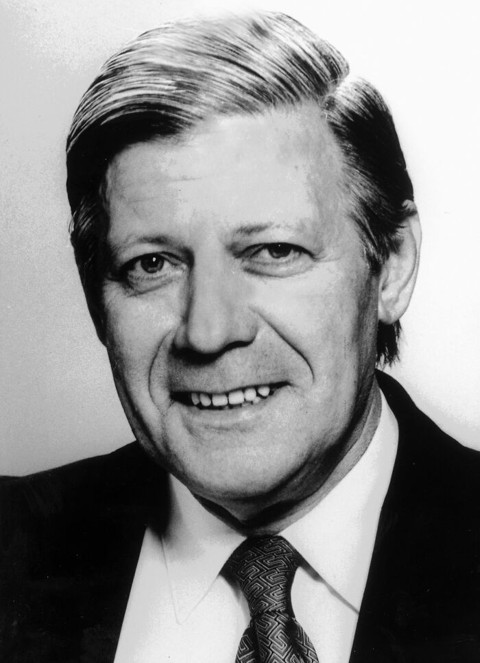 fascinating facts - Former German chancellor Helmut Schmidt was a heavy smoker. He was well known for lighting up during TV interviews and talk shows. He was also charged with defying smoking bans. In 1981 he got a pacemaker. Despite these he died as the