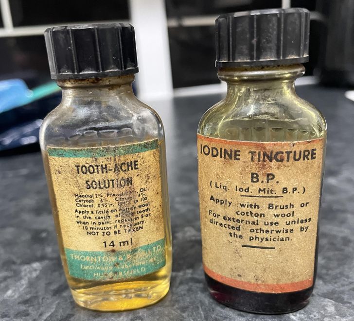 found treasures  - glass bottle - Iodine Tingture Toothpache Solution Menthe 26. Para Club B.P. Liq. lod. Mit. B.P. ol 6%. Caryoph To Chlorof. 095 M.2 100 Apply a little ontton wool in the cavisy of tooth When in pain, restesin Sor 10 minutes if reliary N