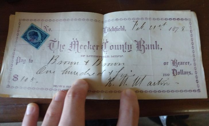 found treasures  - document - 0000000 Dooooooo ao. Cococo Litchfield, Feb. 21 i 1879 Han to e Hecker Tounty Bank, Brown & Brown Bearer, An lunched the Dollars. 2. Martin 100 S10.5, Teles oooo