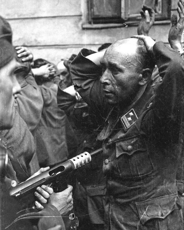 German POW’s being held at gunpoint by Polish resistance members during the Warsaw Uprising. August 20, 1944. The weapon being pointed is the Polish ‘Błyskawica’ submachine gun, which was Poland’s first ever successful SMG. The gun was a design combination of the British Sten gun and the German MP-40, using the best features of both.