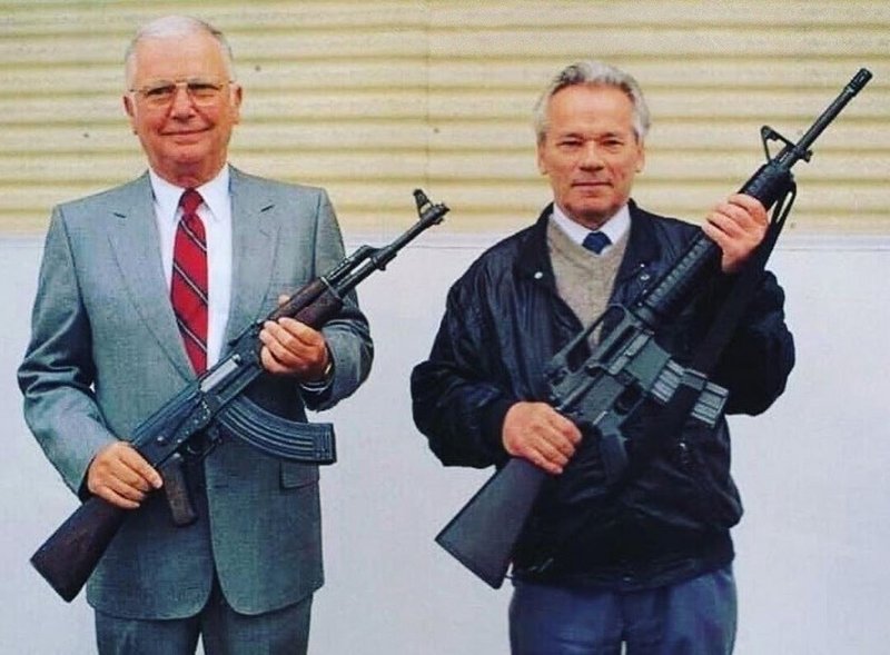 Fascinating Photos - Weapons designers Stoner and Kalashnikov pose with each other’s weapons, USA, 1990