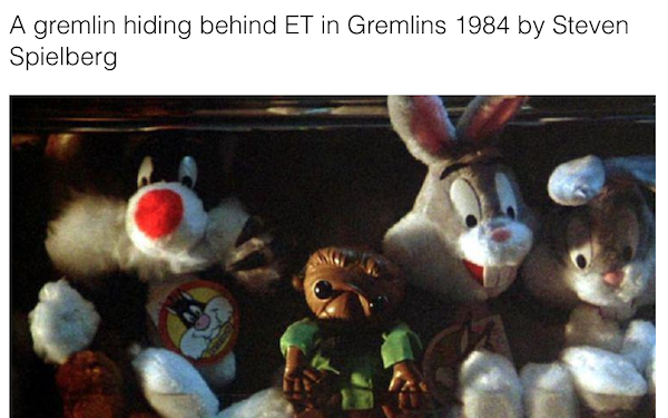 et and gremlins - A gremlin hiding behind Et in Gremlins 1984 by Steven Spielberg