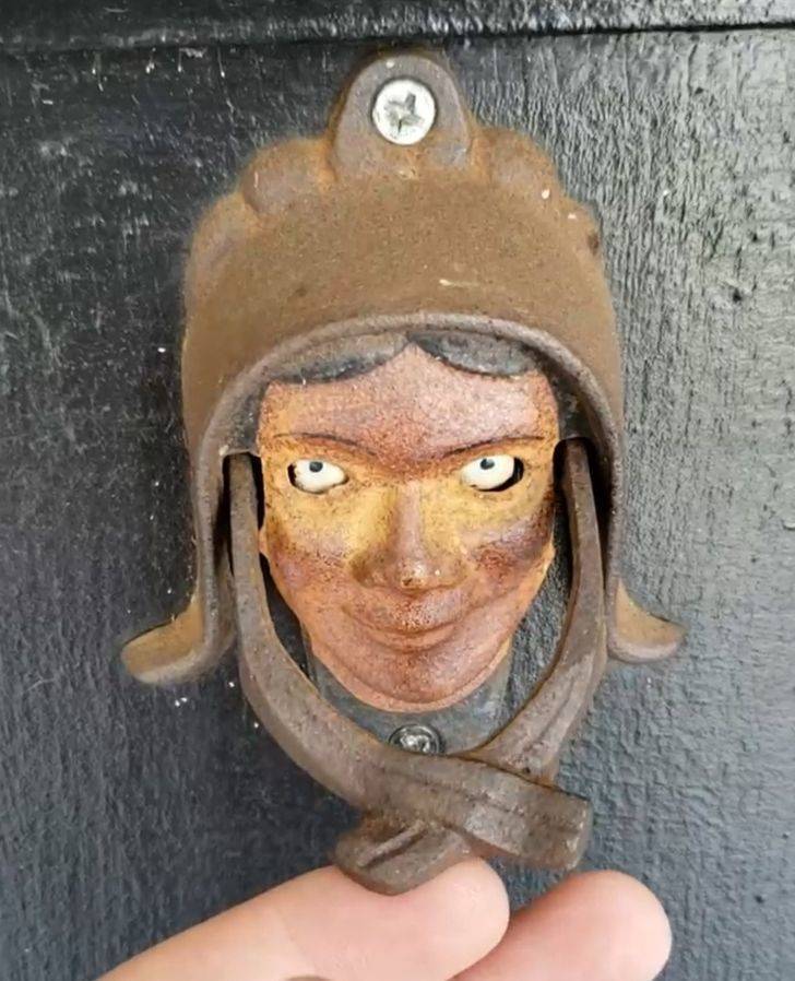 “Creepy door knocker that raises its eyes when used”