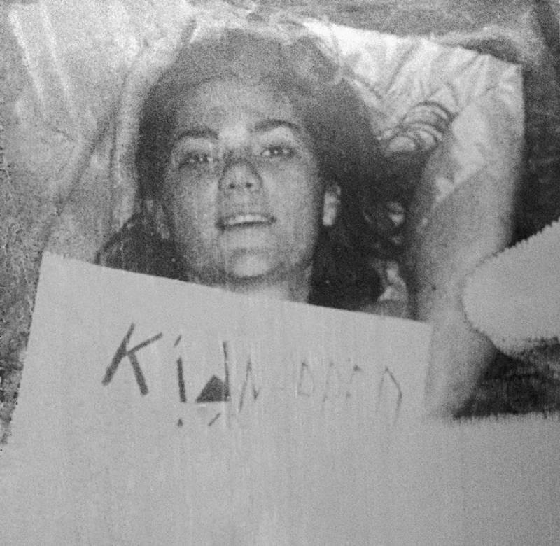 Barbara Mackle was kidnapped and buried alive for 83 hours in 1968, she survived. This photo was sent as proof of the kidnap, taken just before being buried.
