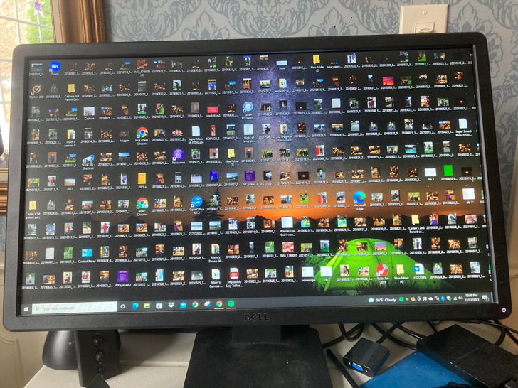 randoms things amused and surprised - desktop display covered in icons