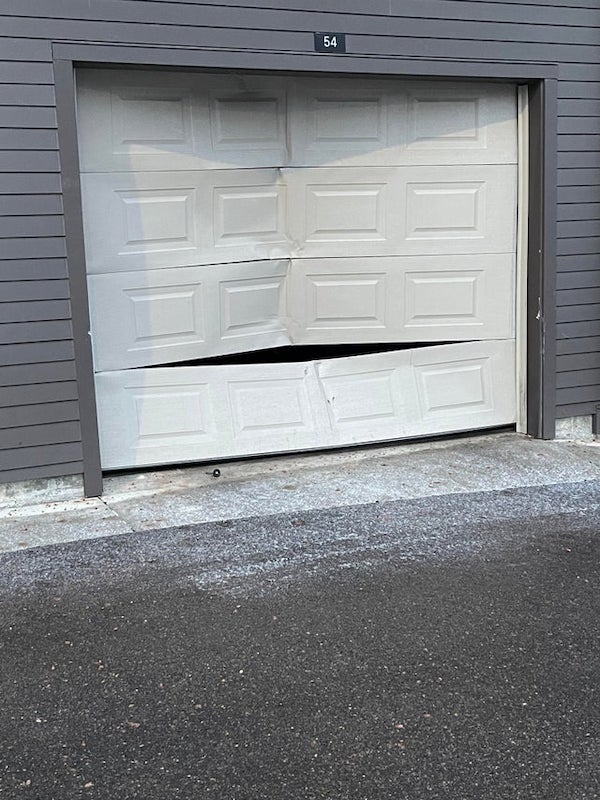 hilarious pics of oh shit moments - garage door - 54