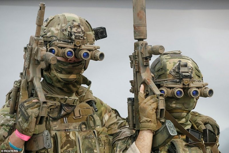 Fascinating Photos --  Ukrainian special forces with GPNVG-18 quad-lens night vision goggles