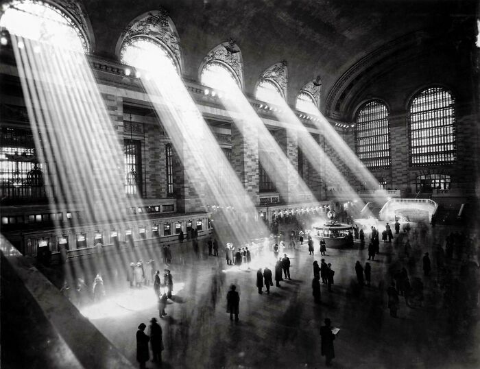 fascinating photos from history - It’s No Longer Possible To See This, As Buildings Outside Block The Sun. Grand Central, NYC, 1929 Photo By Louis Faurer