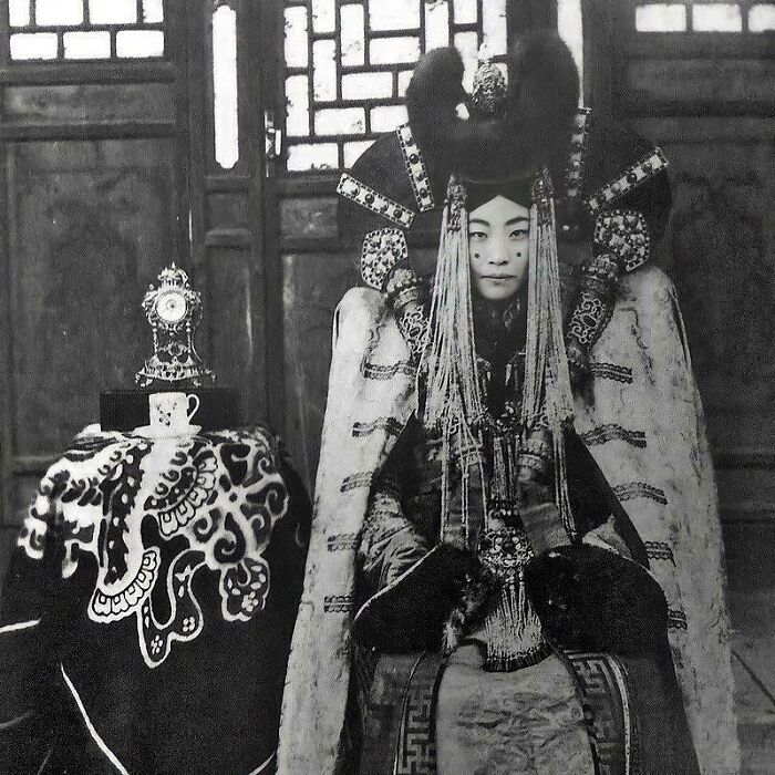 fascinating photos from history - The Queen Consort Of Mongolia, Genepil, In Mongolia. The Last Queen Consort And Married To The Bogd Khaganate, Bogd Khan, Until His Death On April 17th, 1924, When The Monarchy Was Abolished. She Was Killed During The Sta