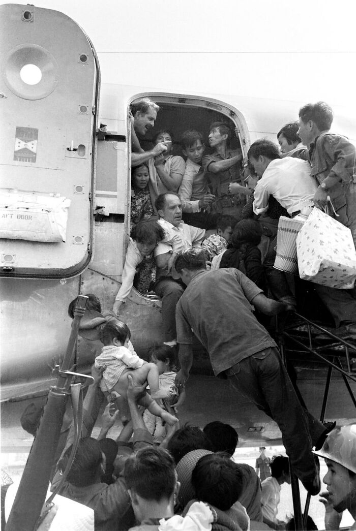 fascinating photos from history - People Fighting To Get On A Plane In Nha Trang, April 1, 1975, During The Us Withdrawal From South Vietnam