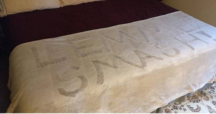 "I discovered I can write messages in my girlfriends new blanket."