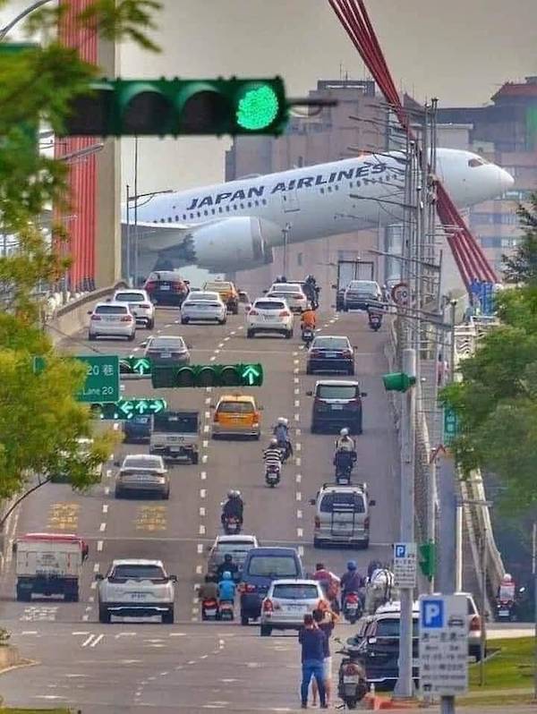 perfectly timed photos - car - Japan Airlines Te 2023 Line 20