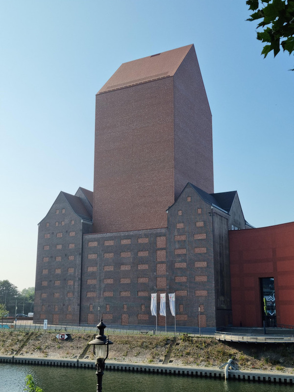 There’s a 23-story building in Duisburg, Germany with absolutely no windows (German National Archives).