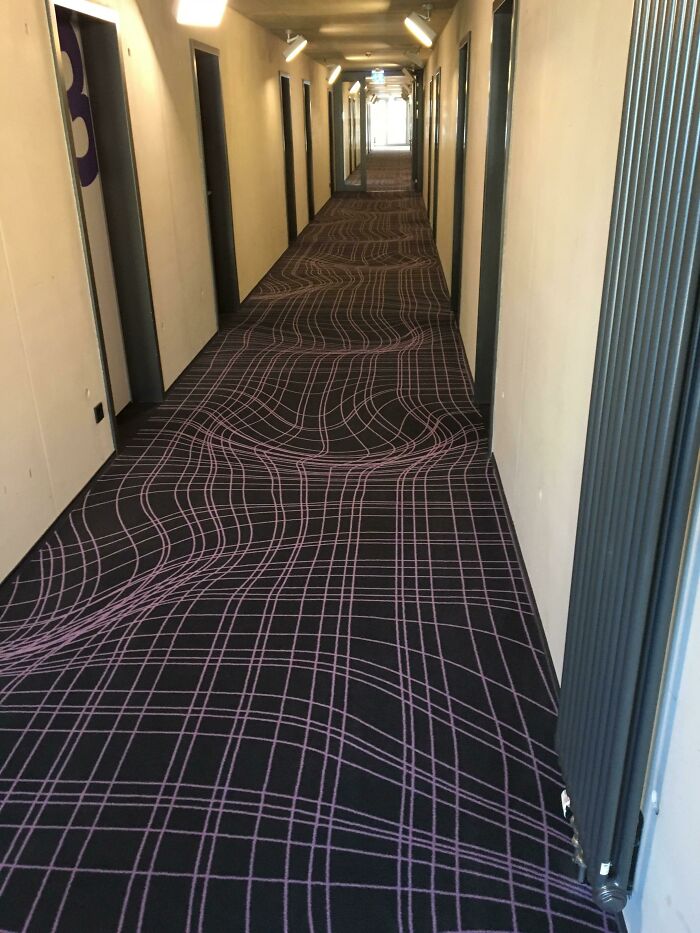 bad designs - design fails - optical illusion hotel carpet