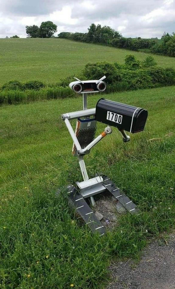 fascinating things - This Johnny 5 mailbox.