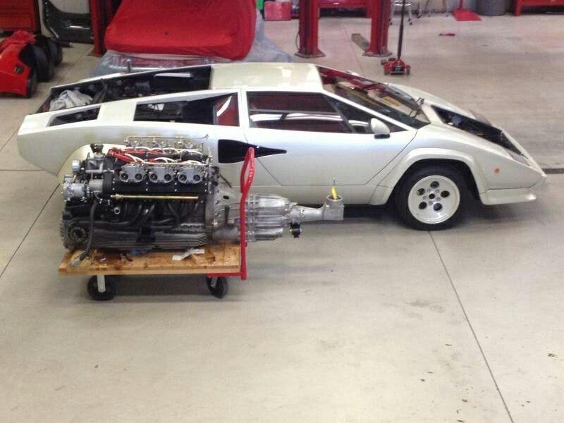 Fascinating Photos - The size of the engine and transmission of a Lamborghini Countach