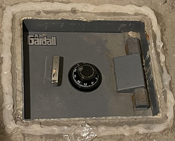 Bought my house 6 months ago and found this hidden safe when removing an old stove that was left here.
