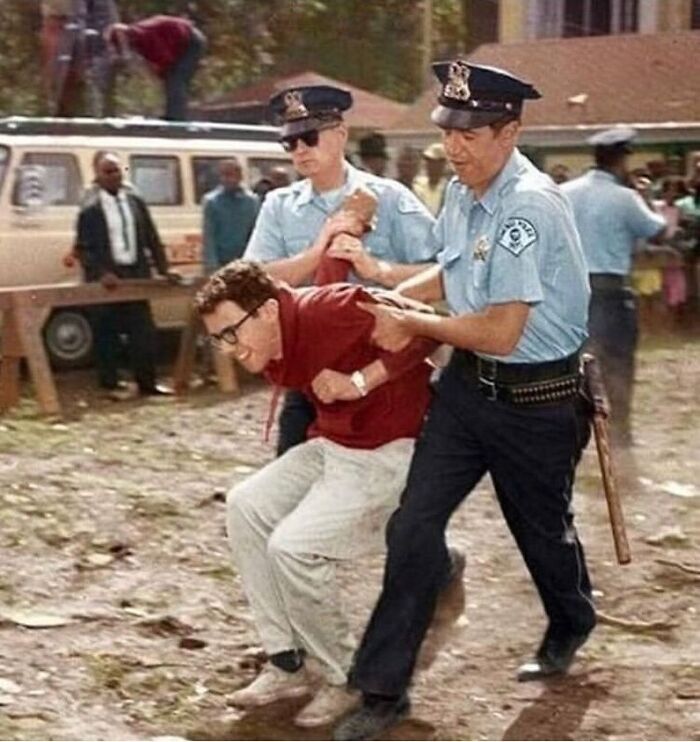 fascinating photos form history  - Bernie Sanders Arrested For Protesting Against Segregation. He Was Charged With Resisting Arrest And Fined A Total Of $25 | Chicago, 1963