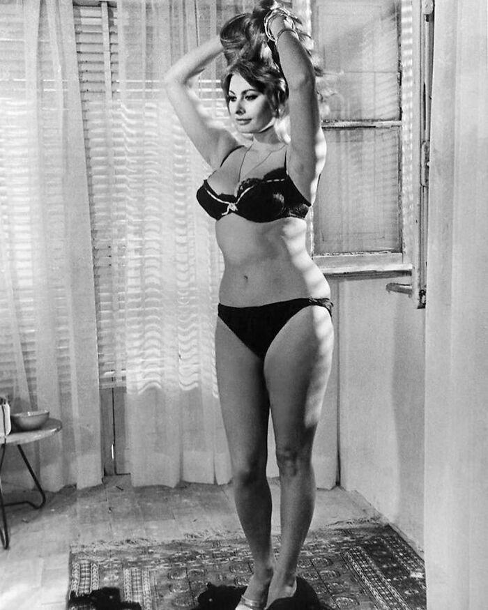 fascinating photos form history  - I’d Rather Eat Pasta And Drink Wine Than Be A Size 0. Sophia Loren, 1965
